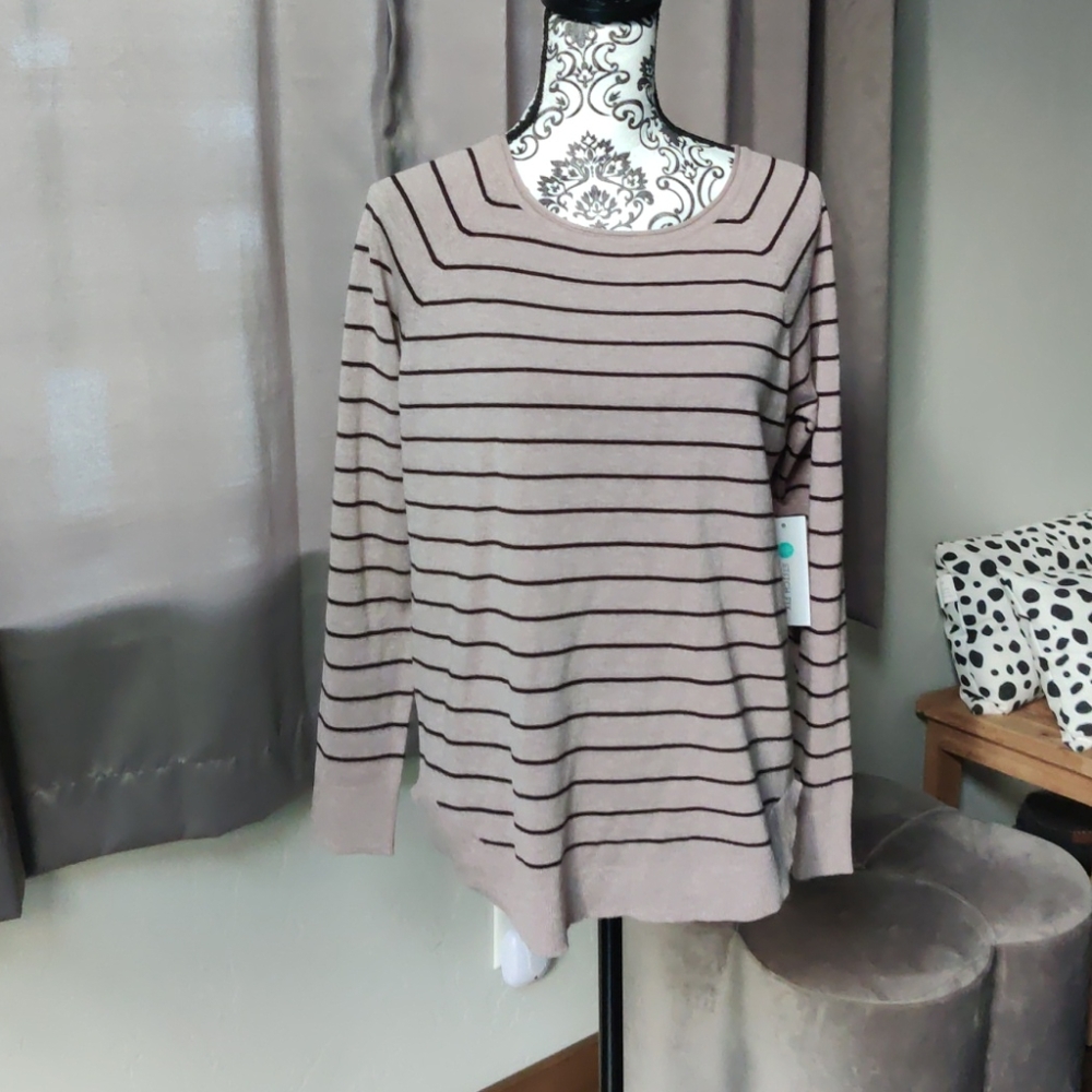 Valencia curved hem pullover